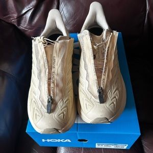 Women’s Hoka u project Clifton size 9.5